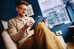 Hombre trabajando en su tablet