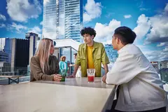 Equipo de trabajo conversando