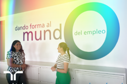 Directora de RH siendo entrevistada.