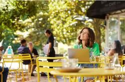 mujer en una cafetería en el parque.