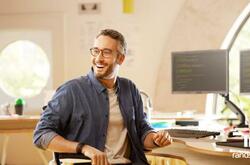 colaborador sonriente en la oficina.