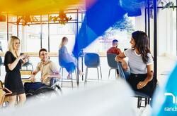 colaboradores de diferentes áreas conviviendo en la oficina.