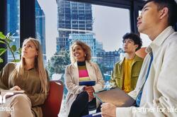 un grupo de colaboradores en una sesión de onboarding.