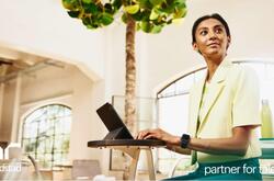 una mujer trabajando en su computadora. 