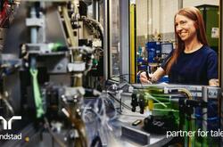 Mujer operando una máquina en un sitio de producción.