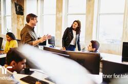 grupo de personas en la oficina platicando.