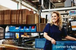 una mujer trabajando en una fábrica.