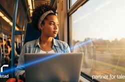 Una mujer trabajando en su laptop en un tren