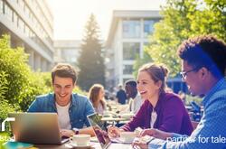  Tres estudiantes sentados a una mesa en un patio soleado al aire libre, conversando y estudiando juntos. Generado por IA.