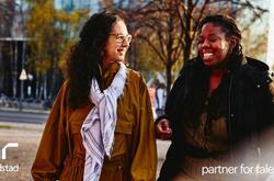 Dos mujeres sonriendo y platicando