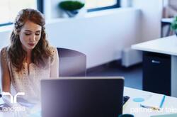  Mujer sentada en un escritorio detrás de una computadora 