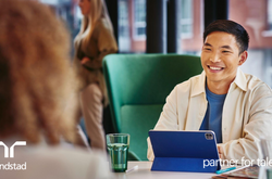 un hombre en la oficina en una entrevista de trabajo.