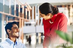  Hombre y mujer hablando y sonriendo.