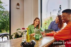 Grupo de compañeros sonrientes en una oficina.