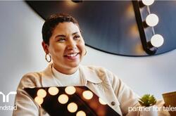 una mujer en una sesión de networking.