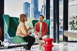 un hombre y una mujer platicando en la oficina.