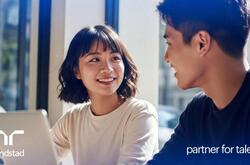 dos jóvenes en una cafetería redactando su cv.