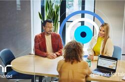 3 personas en una entrevista de trabajo.