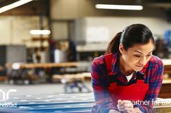 mujer en una fábrica trabajando.