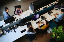 Equipo de personas trabajando en oficina