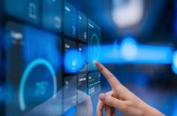 el dedo de una persona señalando datos en una pantalla 