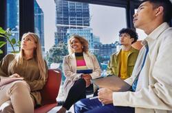4 personas en una reunión viendo al frente 