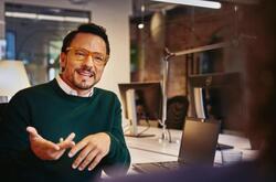 un hombre en la oficina en una junta de trabajo.