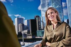 una mujer en una terraza. 