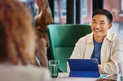 un hombre en una entrevista de trabajo digital.