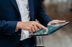 Mano de una persona tocando una tablet