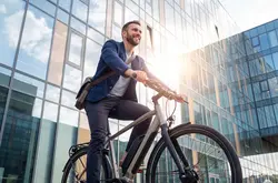 Hombre en bicicleta por su trabajo