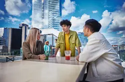 Equipo de trabajo conversando