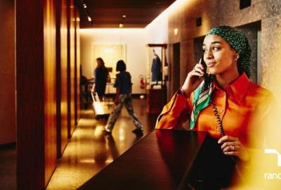 mujer hablando por teléfono desde su oficina