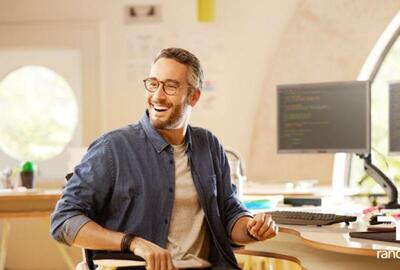 colaborador sonriente en la oficina.