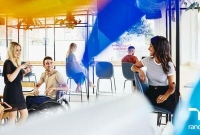 colaboradores de diferentes áreas conviviendo en la oficina.