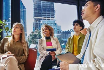 un grupo de colaboradores en una sesión de onboarding.