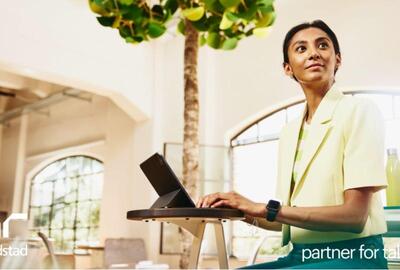 una mujer trabajando en su computadora. 