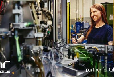 Mujer operando una máquina en un sitio de producción.