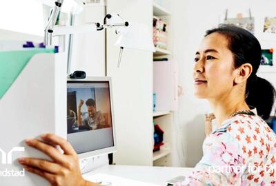  Mujer guardando archivos sentada en su escritorio en su oficina en casa.