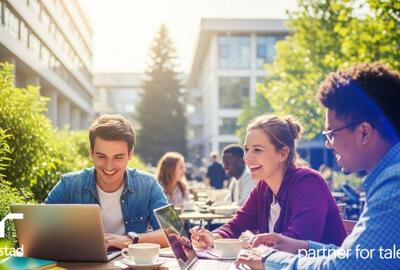  Tres estudiantes sentados a una mesa en un patio soleado al aire libre, conversando y estudiando juntos. Generado por IA.