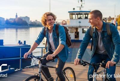  Dos jóvenes bajan de un ferry en bicicleta y disfrutan de un día soleado junto al agua. Generado por IA.