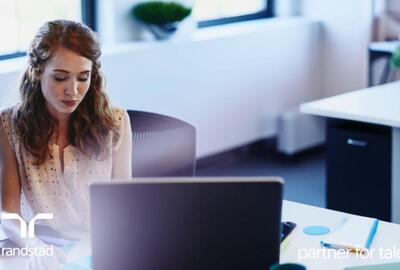  Mujer sentada en un escritorio detrás de una computadora 