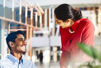  Hombre y mujer hablando y sonriendo.