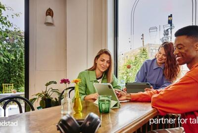 Grupo de compañeros sonrientes en una oficina.
