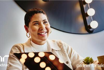 una mujer en una sesión de networking.