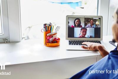 un hombre en una reunión online.