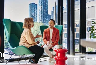 un hombre y una mujer platicando en la oficina.