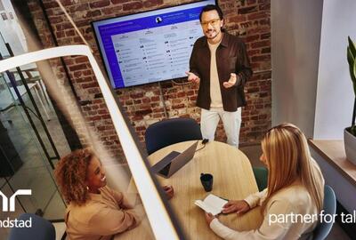 3 personas en una reunión presentando resultados.