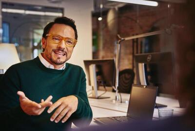 un hombre en la oficina en una junta de trabajo.
