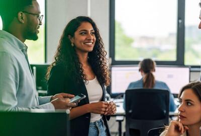 un grupo de personas en la oficina platicando.